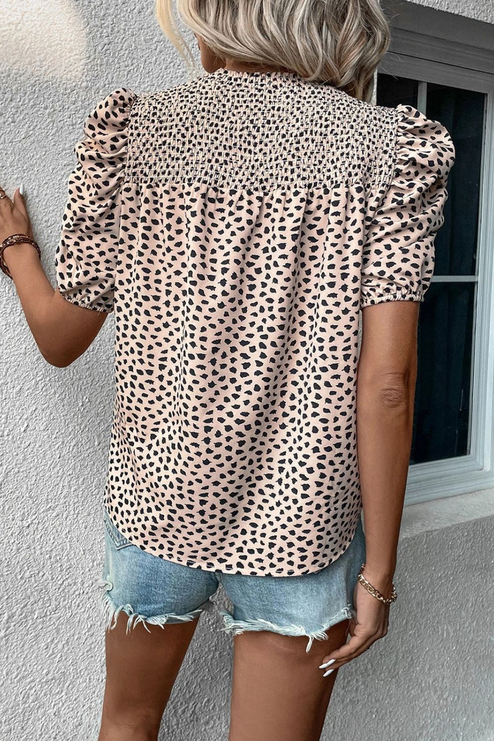 Blusa fruncida con estampado animal y mangas abullonadas