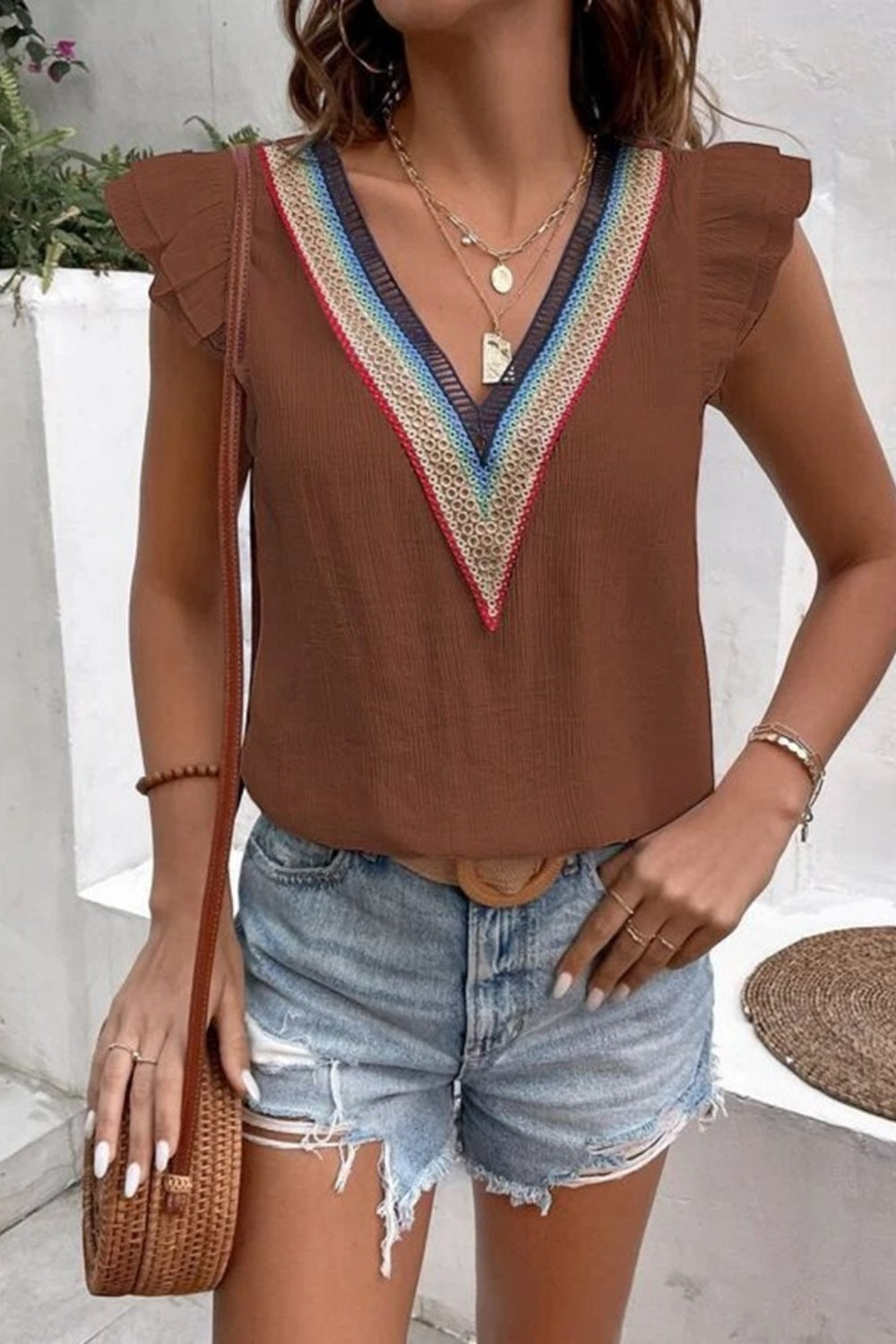 Blusa de manga casquillo con cuello en V y volantes de tamaño completo