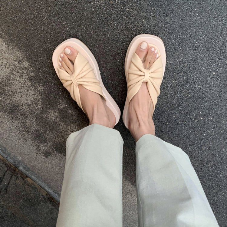 Lazy People Drag And Wear Beach Slippers Outside For Leisure