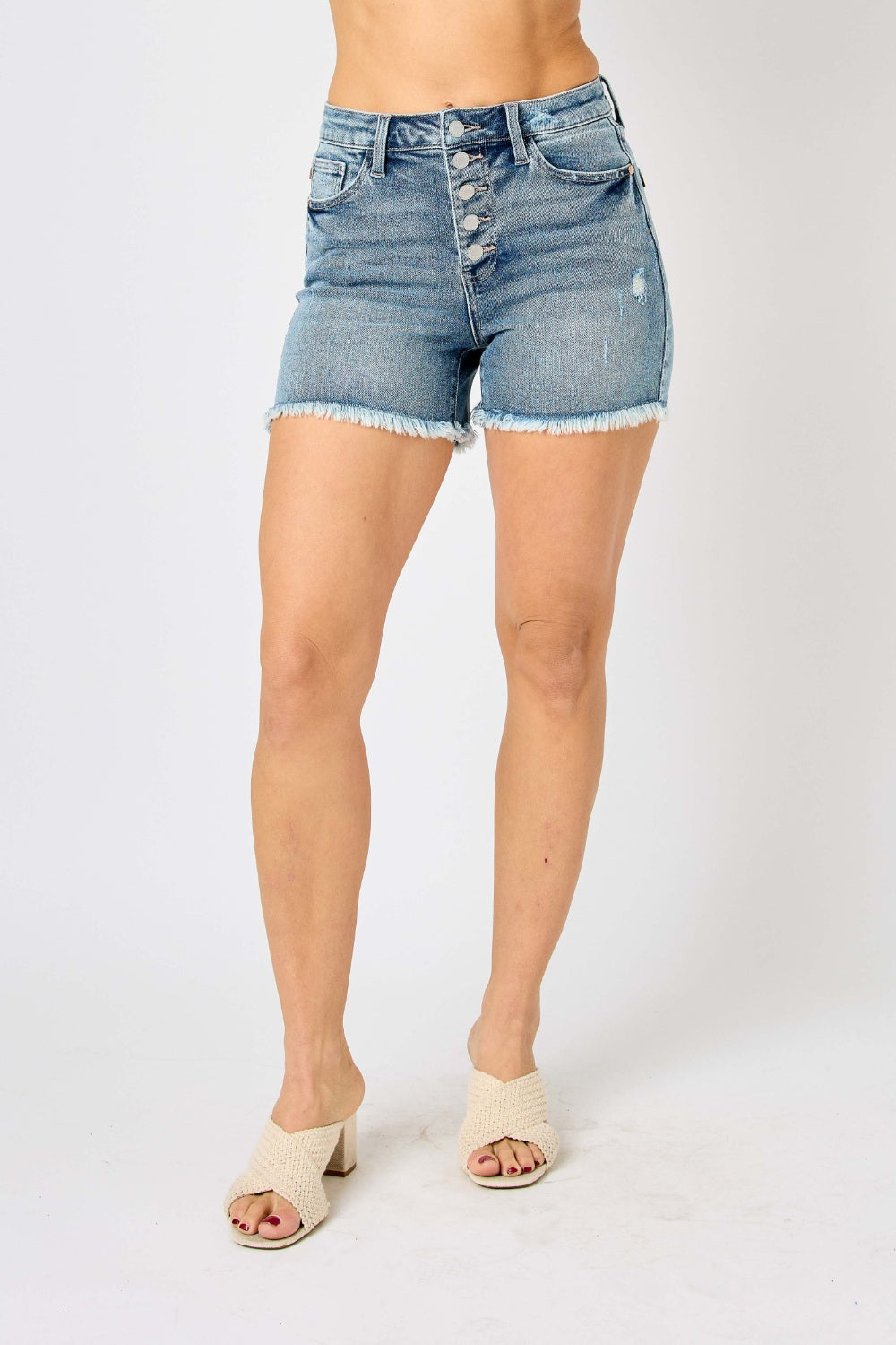 Short en jean Judy Blue pleine taille avec braguette boutonnée et ourlet brut