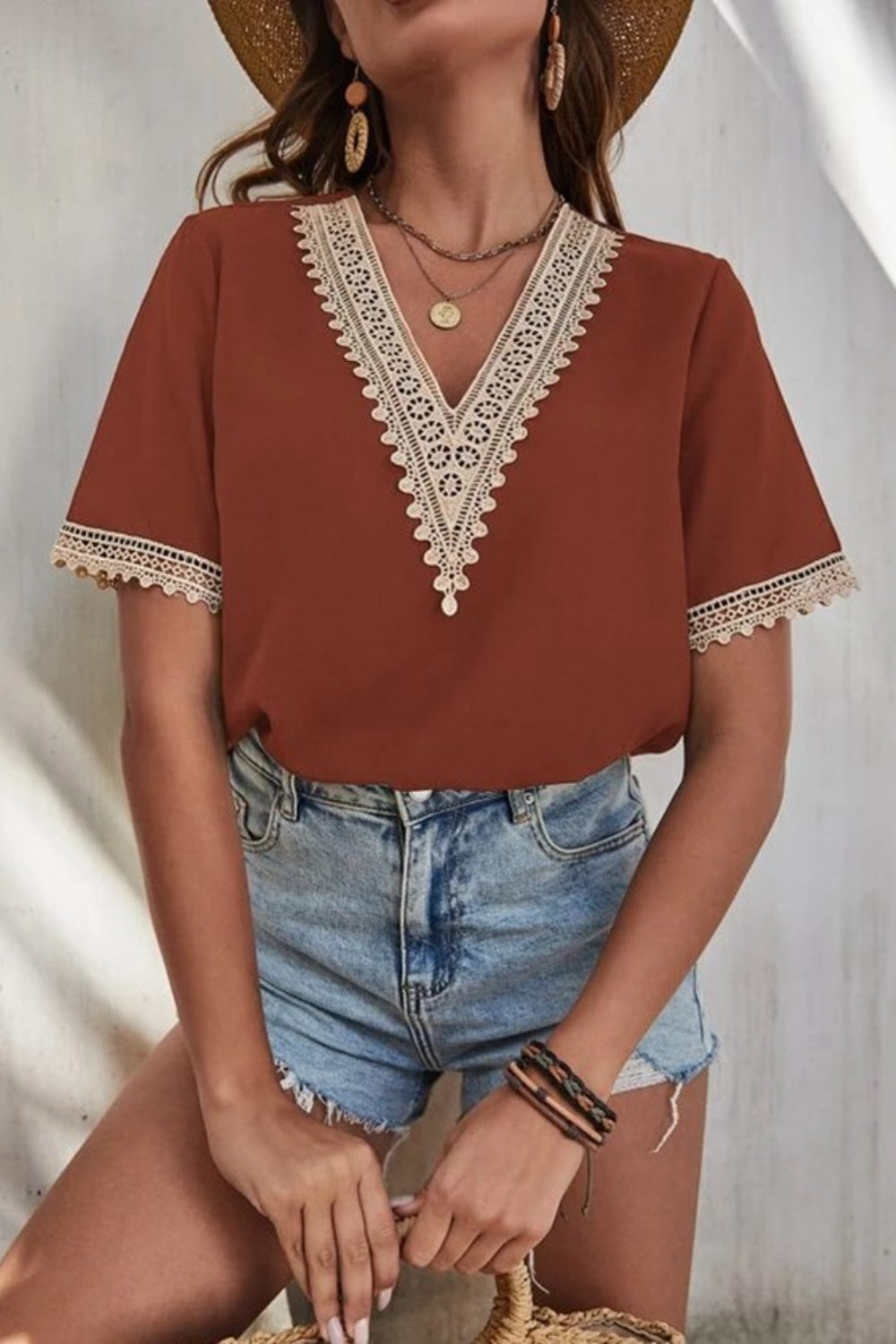 Blusa de manga corta con cuello en V y detalle de encaje de tamaño completo