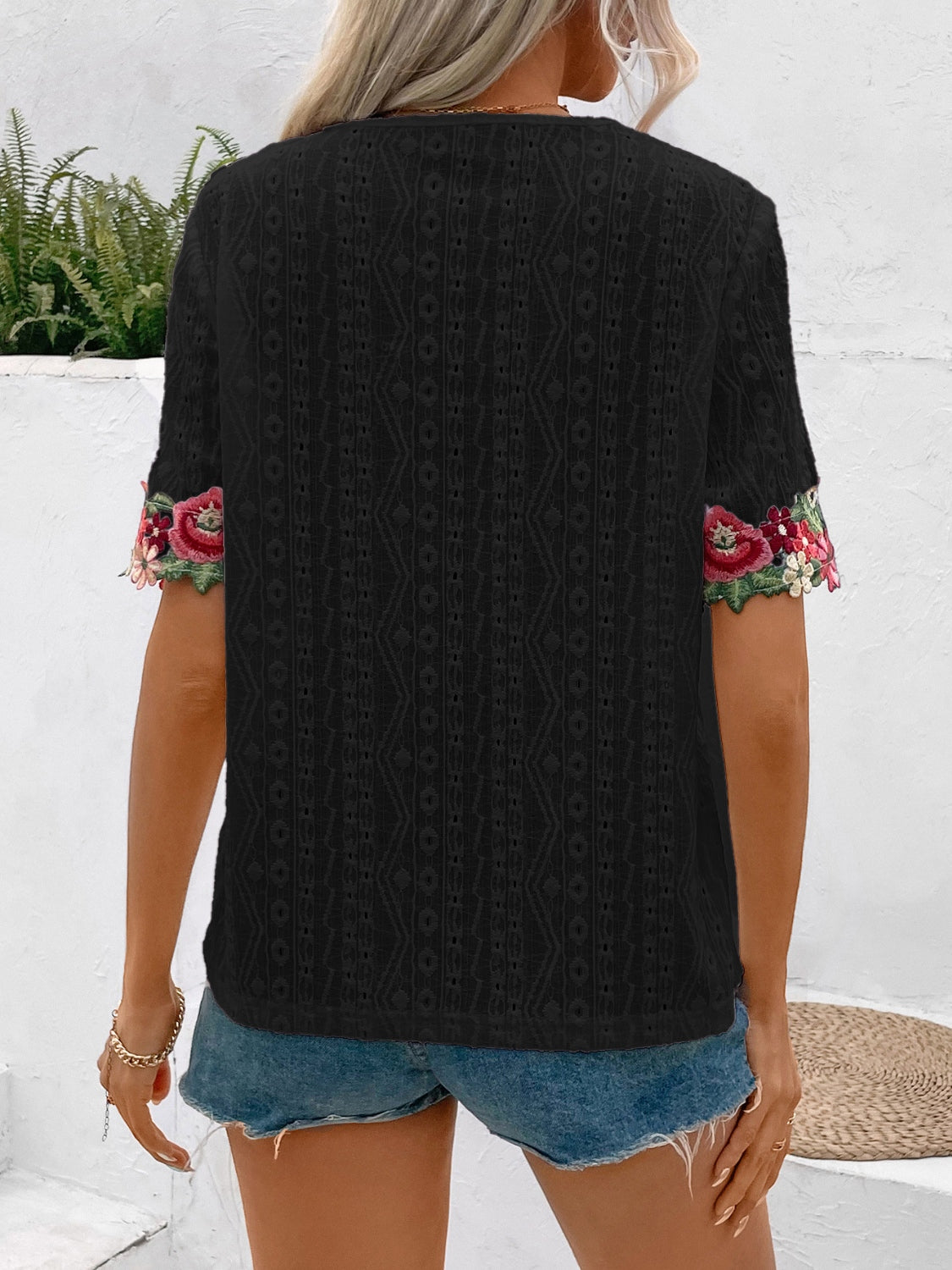 Blusa de manga corta con cuello en V y bordado con ojales