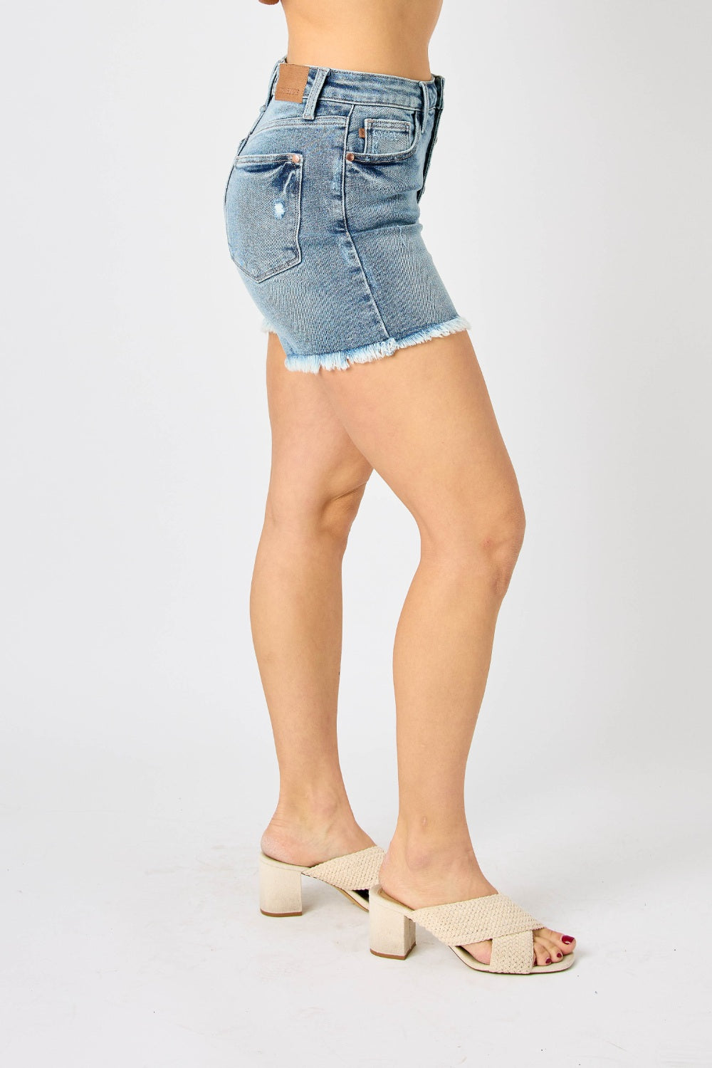 Short en jean Judy Blue pleine taille avec braguette boutonnée et ourlet brut