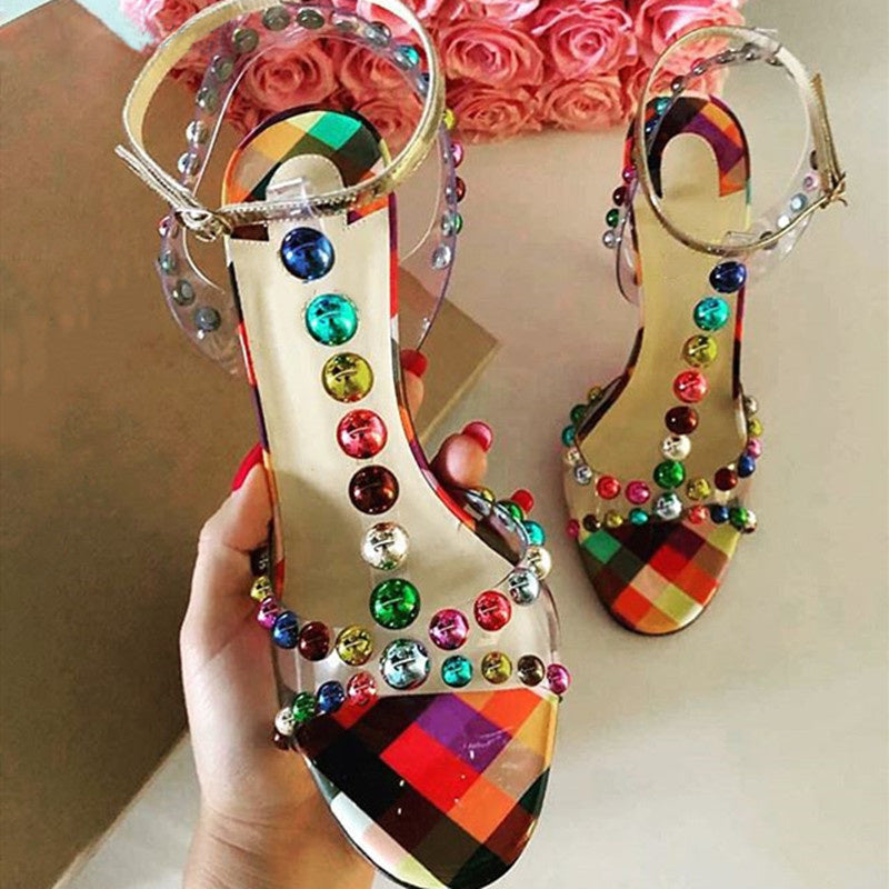 Sandalias de tacón alto con tira en T y remaches de cuentas redondas de color PVC con adornos de burbujas y tacones de aguja