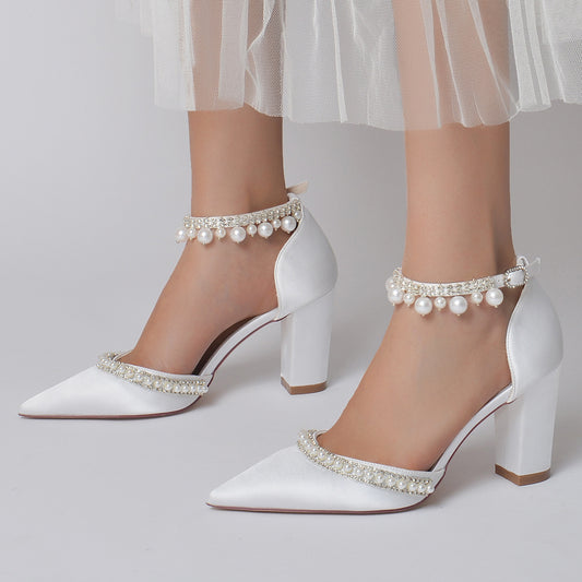 Zapatos de tacón con cadena de cristal satinado y tacón de bloque con diamantes de imitación en punta